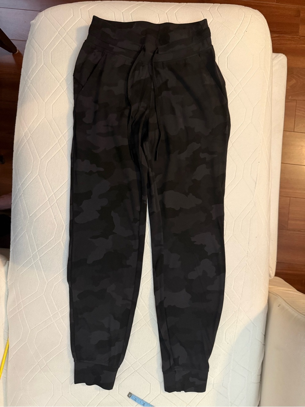 Lululemon women's Black Camo Joggers with Drawstring Waist size 4